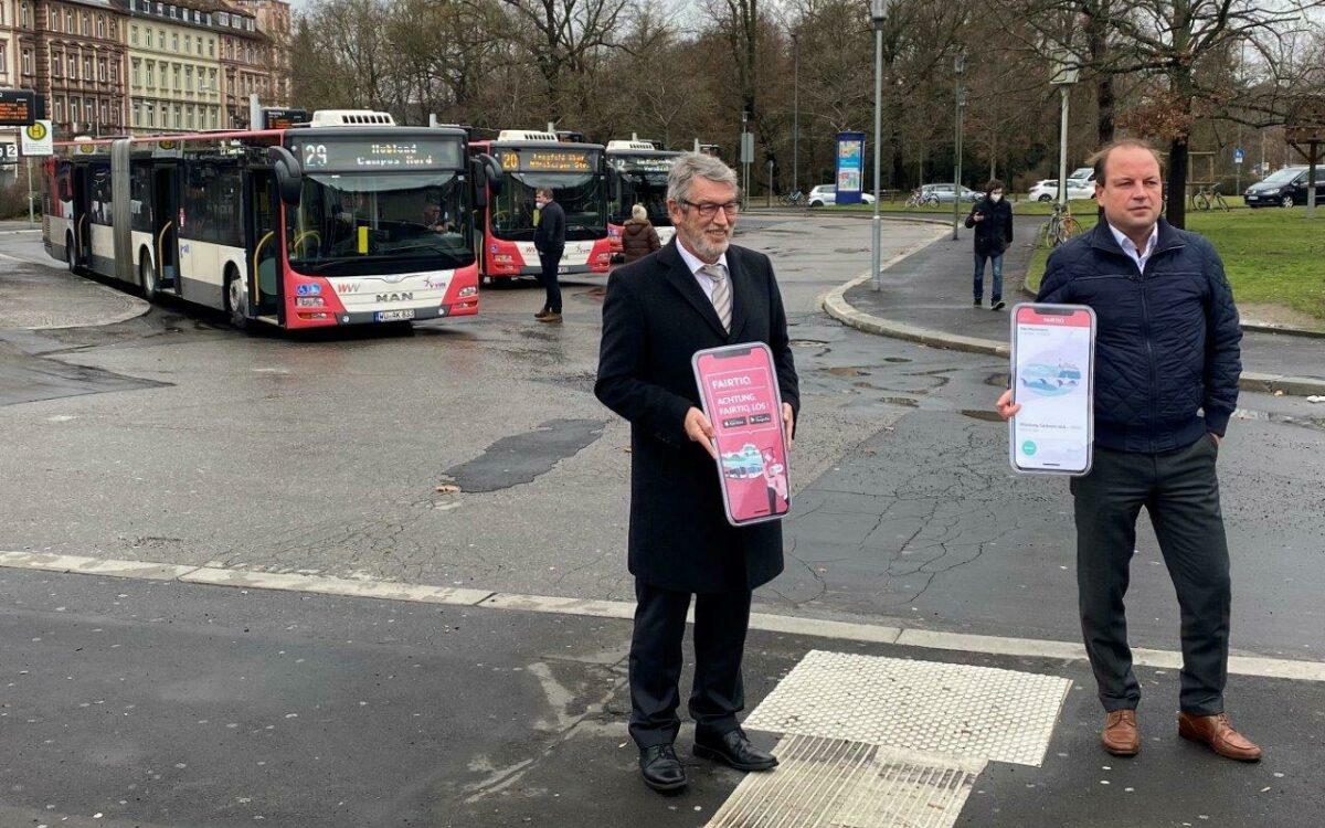 Der WVV-Geschäftsführer Thomas Schäfer und der APG-Betriebsleiter Dominik Stiller auf dem Bahnhofsvorplatz in Würzburg vor zwei Bussen, sie präsentieren die neue App Der WVV-Geschäftsführer Thomas Schäfer und der APG-Betriebsleiter Dominik Stiller auf dem Bahnhofsvorplatz in Würzburg vor zwei Bussen, sie präsentieren die neue App